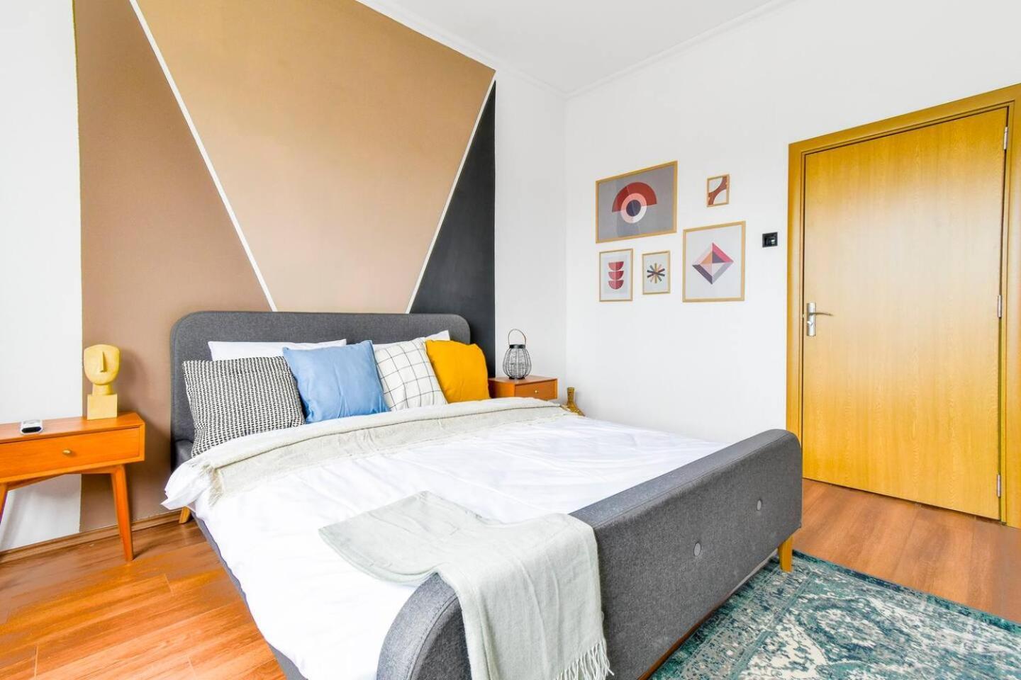 Super Fresh! 3Bdr Apartment In Sofia Center'S Artistic Area Bagian luar foto