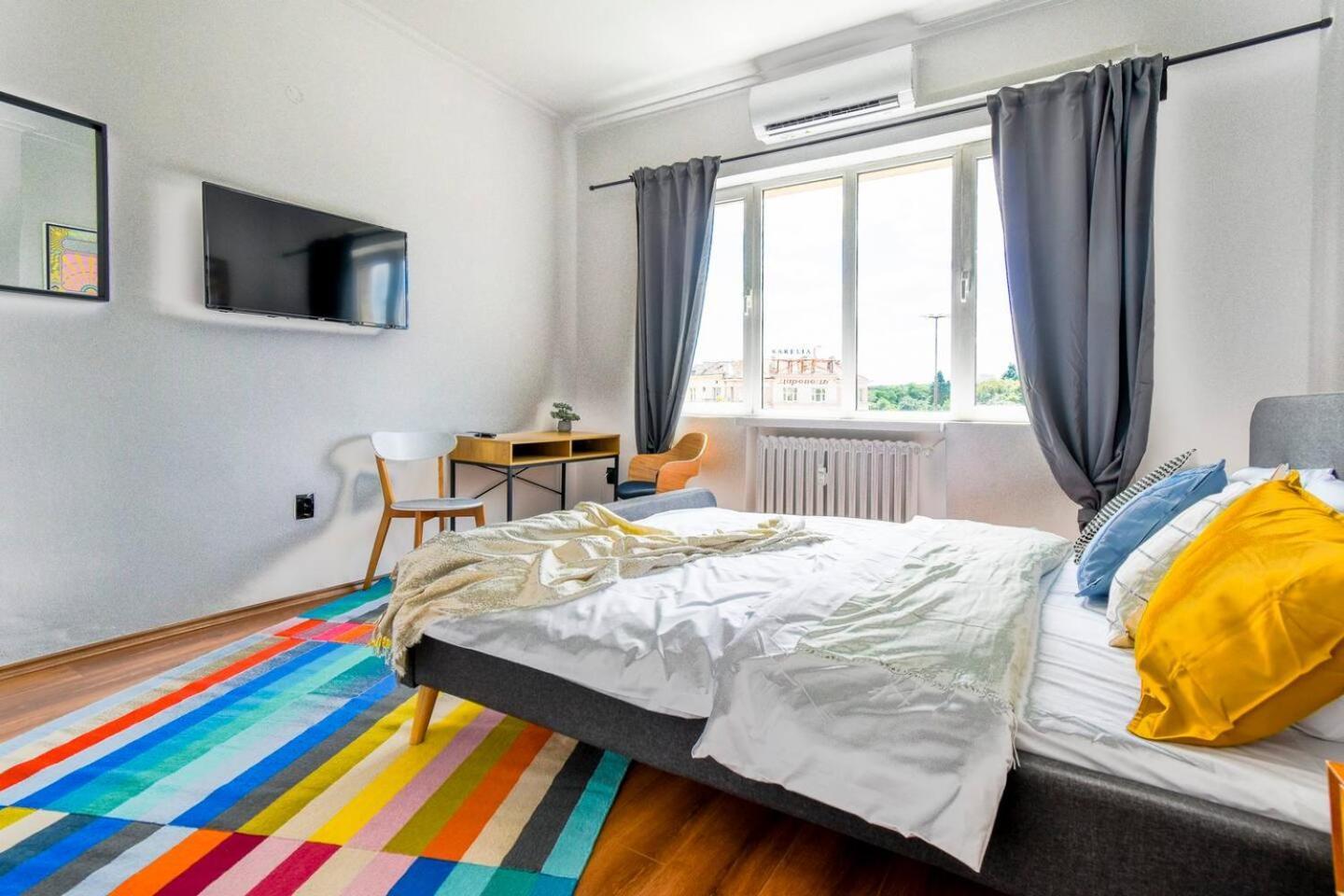 Super Fresh! 3Bdr Apartment In Sofia Center'S Artistic Area Bagian luar foto